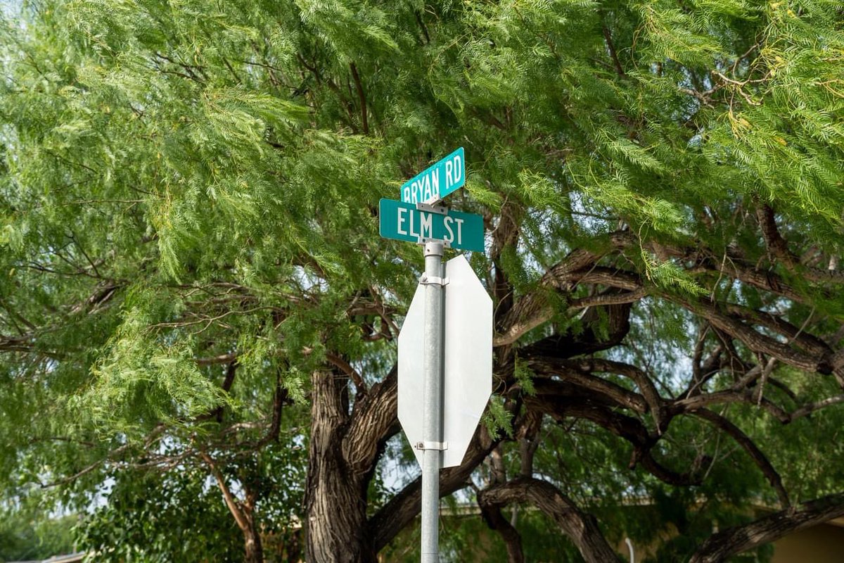 CityOfMissionTX's tweet image. Check out our Public Works Department crews repairing Elm Street between Bryan Road and Highland Park Avenue. We appreciate your patience while we work to improve our community. 🛣️
#WorkingforYou #MissionProud #OurMission