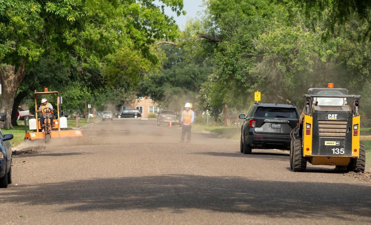 CityOfMissionTX's tweet image. Check out our Public Works Department crews repairing Elm Street between Bryan Road and Highland Park Avenue. We appreciate your patience while we work to improve our community. 🛣️
#WorkingforYou #MissionProud #OurMission