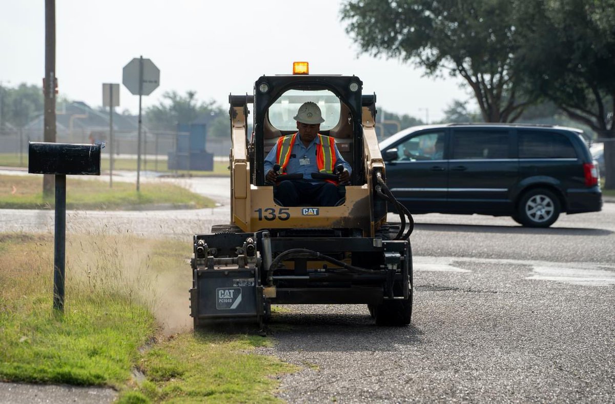 CityOfMissionTX's tweet image. Check out our Public Works Department crews repairing Elm Street between Bryan Road and Highland Park Avenue. We appreciate your patience while we work to improve our community. 🛣️
#WorkingforYou #MissionProud #OurMission