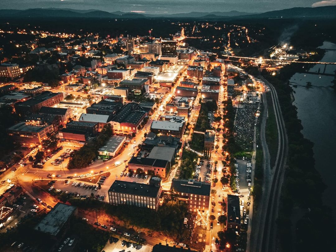 How BEAUTIFUL is this !!❤️❤️ #DowntownLynchburg
-------
Follow: @Triformative
-------
Source: @DowntownLynchburg

#lynchburg #lynchburgva #downtown #aestheticsky #TonyaSweetser #TriFormative #aestheticpictures #aestheticwallpapers #aestheticlifestyle #darkaesthetic