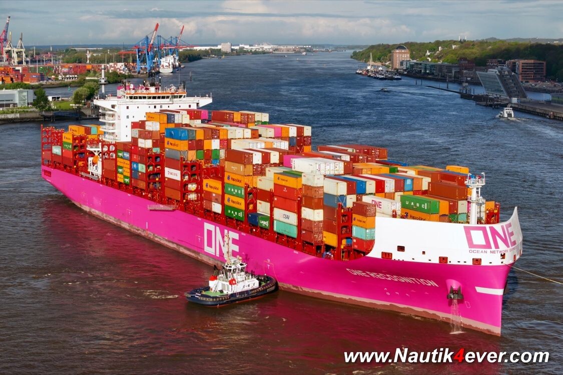 @captain.michi.4ever captured the ONE RECOGNITION, making her debut call at Hamburg #FoundONE 📸🥇

Thanks for sharing these ONEderful photos! 📷🚢

#OceanNetworkExpress #ContainerShipping #AsONEWeCan #photography #ShipSpotting #ShipSpotter #ONE #hamburg