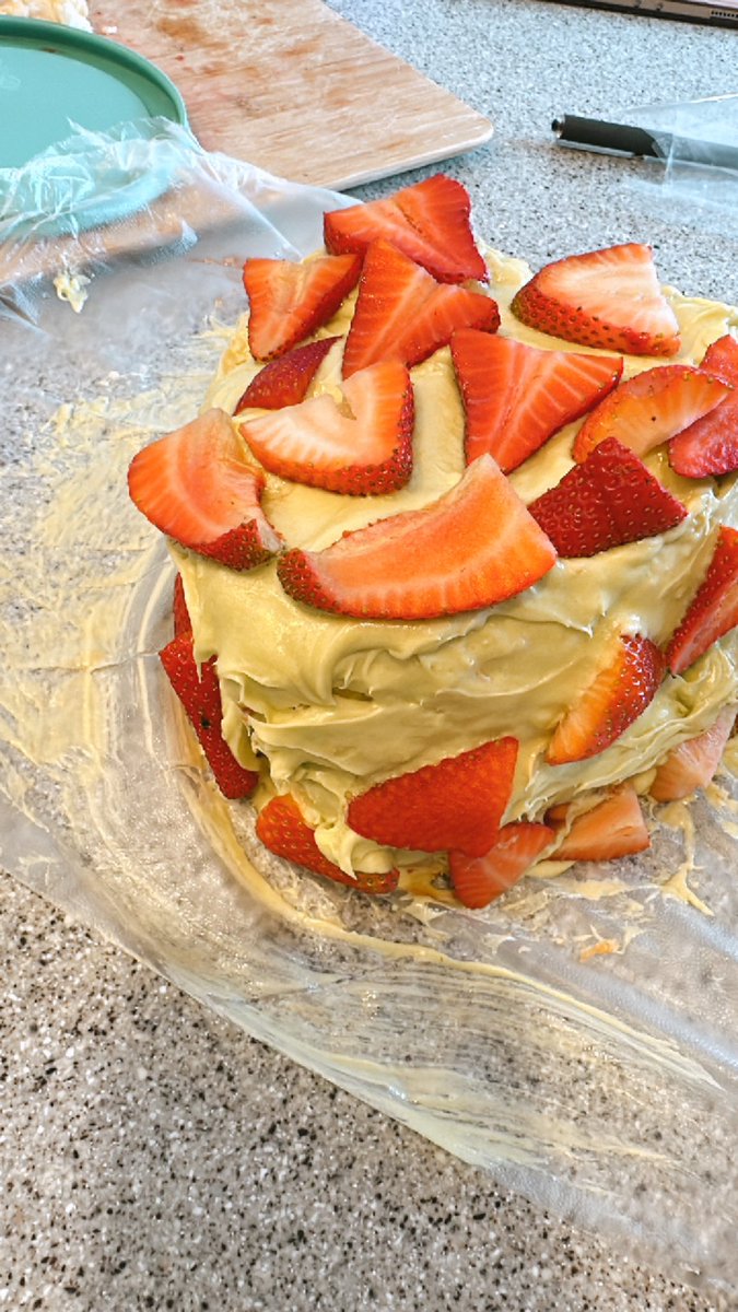 angel food cake w pistachio matcha buttercream, strawberries and strawberry jam. 🍓 🍵