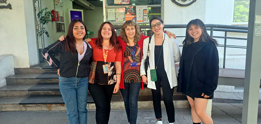 usach's tweet photo. 👩🏫Un equipo de docentes y tesistas de Pedagogía en Física y Matemática (@Ciencia_Usach) ejecutaron proyecto del #FondoVIME de educación integral que promueve innovadora propuesta para el aprendizaje de la física de la luz con dos comunidades educativas.
➡️https://t.co/m9rTO4lj1q https://t.co/CrCGGxvM9F