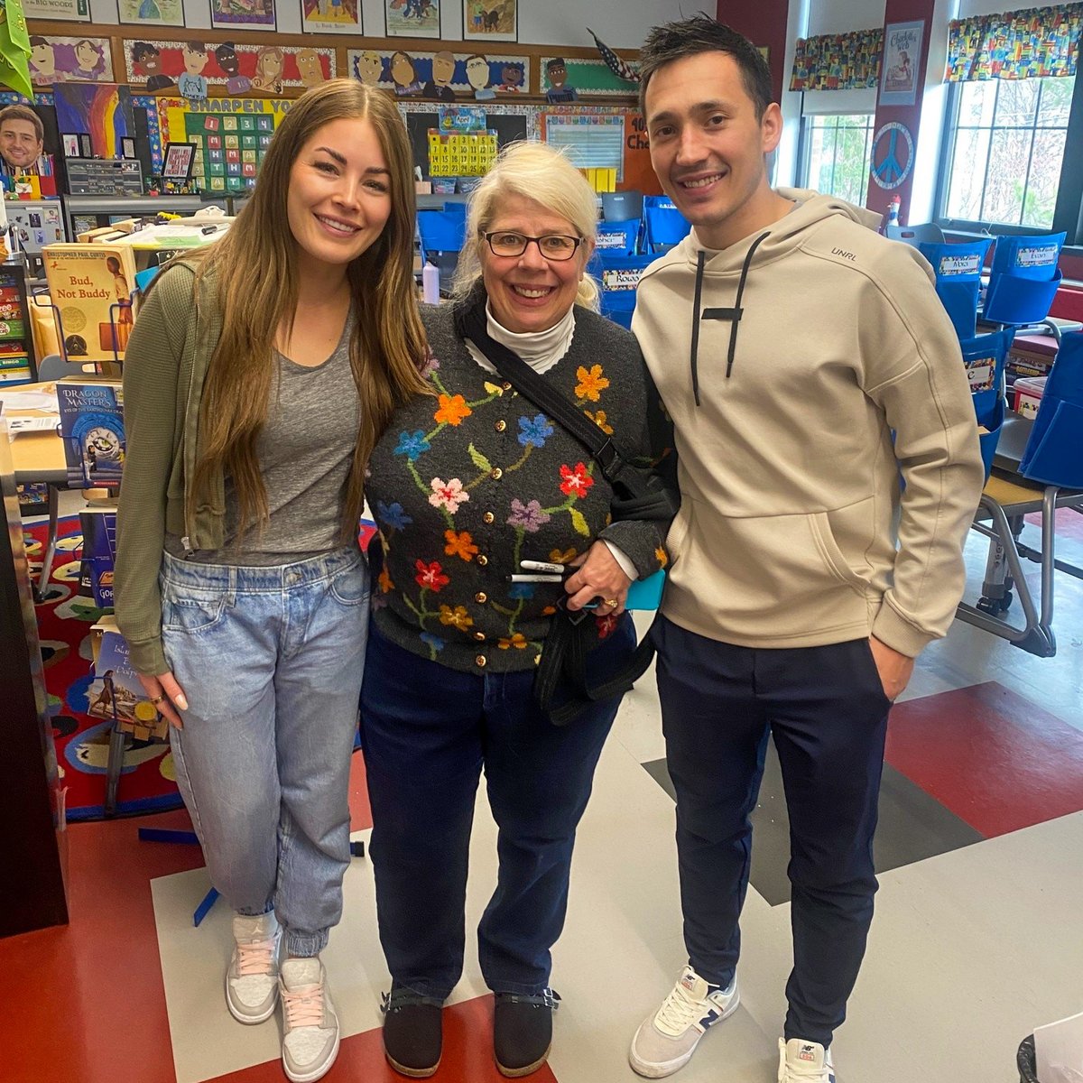 Captain visit alert!

Mrs. Kortuem's 4th grade class had their reading from Mrs. Spurgeon today and a special guest came with!🤩 

Thank you for signing up for Wild About Reading!📚 

#MNWildCommunity x @Flint_Hills_