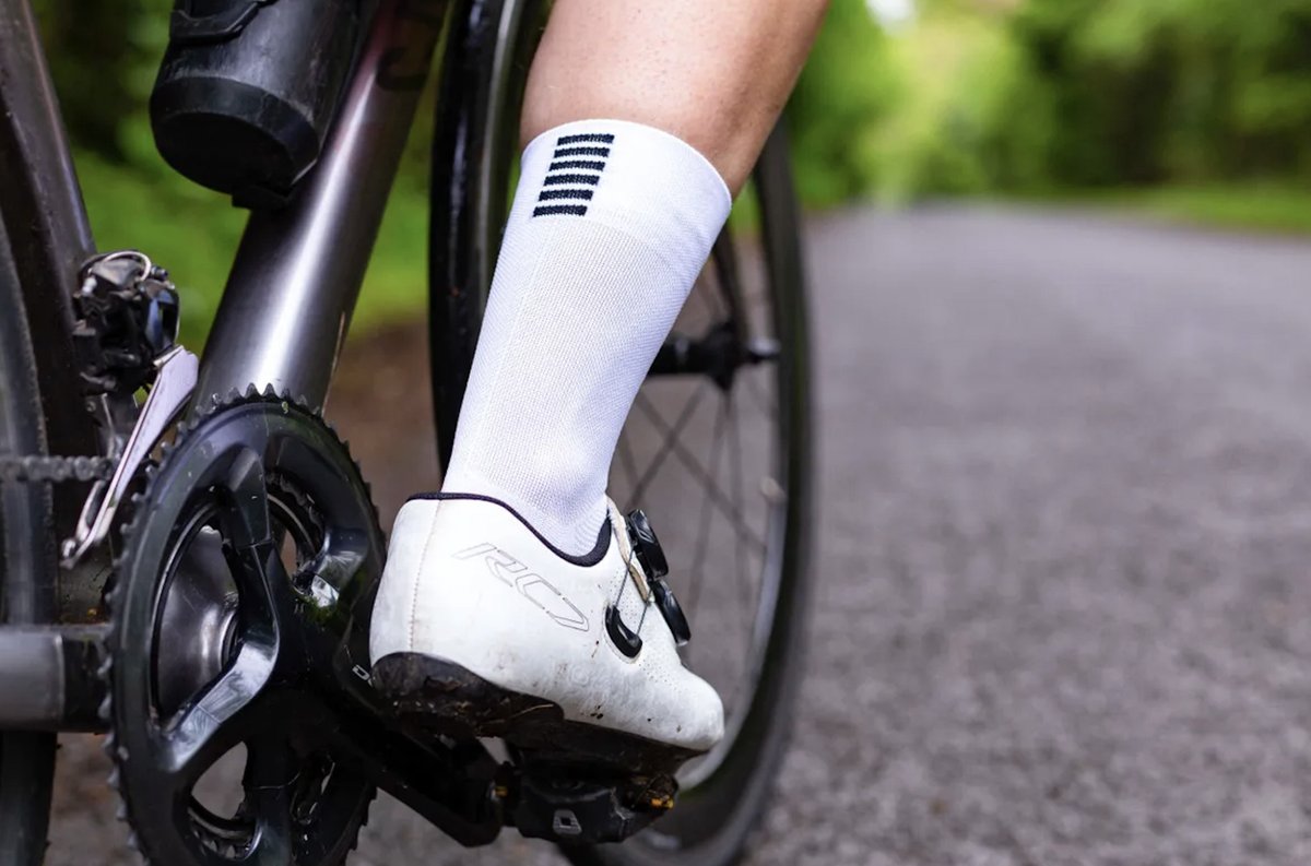 Cycling socks are an often-overlooked but crucial piece of cycling gear🧦. Here's why they matter and what to look for: Read here 👉 cyclefans.com/index.php/blog… - - #cycling #cyclinglife #bicycle #cyclefans #bicycles #bicyclelove #bikelane #cyclingtips #biking