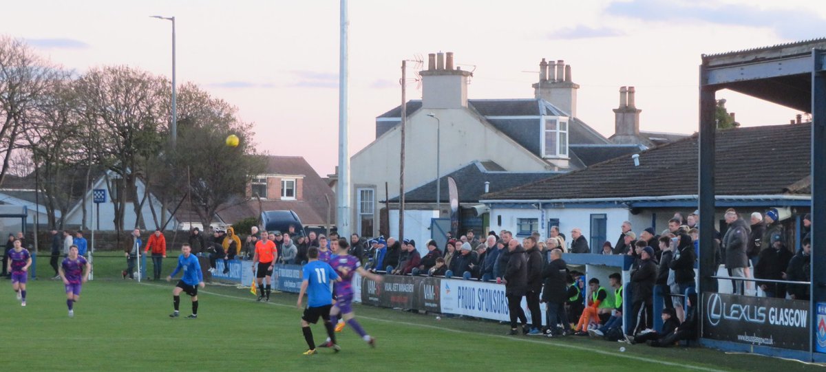 Back in one of my favourite countries for watching football 🏴󠁧󠁢󠁳󠁣󠁴󠁿, where hard tackling is still allowed and the footballers are men.💪💪 Tonights game saw the hosts @Troon_FC go down 1-3 to @pollokfc in a @OfficialWoSFL Premier Division fixture.