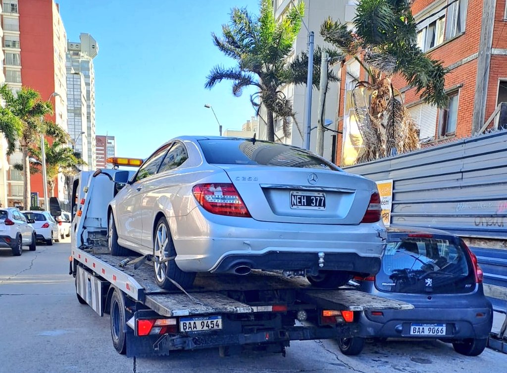 🔴▶️ #PuntaDelEste Incautación de un Mercedes Benz matrícula Argentina. Este vehículo acumula unos 25 mil dólares de multas impagas entre excesos de velocidad en radares y semáforos en rojo. Fue incautado en la Península.