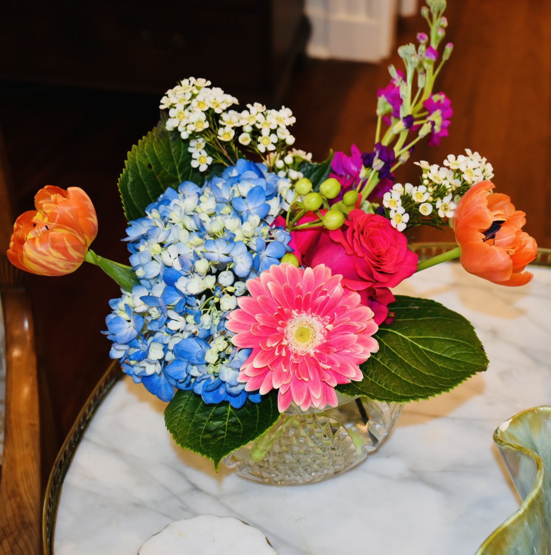 We’re excited to have Madden Gray, owner of MG & Co. in Philadelphia back as our florist of the month! Madden always provides us with vibrant & beautiful arrangements!🌸