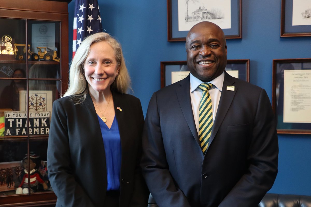 RepSpanberger's tweet photo. I had an excellent meeting with @GeorgeMasonU President Gregory Washington today!

I enjoyed learning more about the Mason Enterprise Center and how GMU is preparing Virginia students for jobs in technology, engineering, and national security.

Thanks for a great conversation! https://t.co/luEVFAY3BM