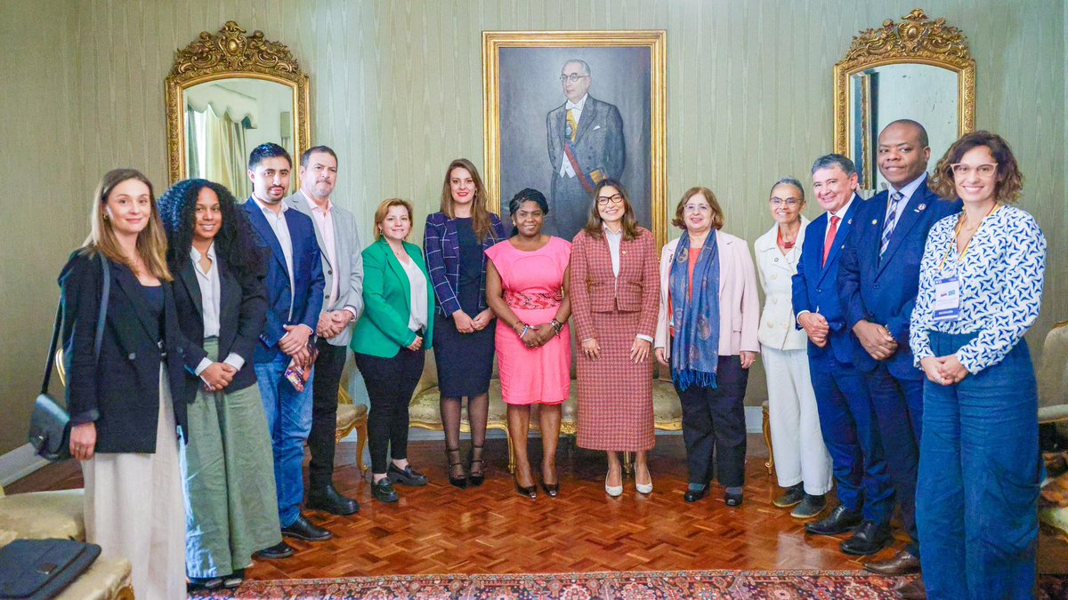 Em Bogotá, durante a visita oficial do Presidente @LulaOficial à Colômbia, também tive o prazer de me reunir com a Vice-presidenta e Ministra da Igualdade e Equidade, @FranciaMarquezM. Junto com nossas Ministras @CidaMulheres e @MarinaSilva, e com os Ministros @silviolual e…