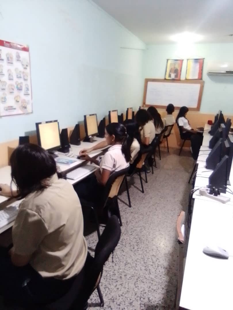 cbit_hcr's tweet photo. #17Abr  Estudiantes de 4to año hacen uso de las herramientas ofimáticas en el diseño del plan de evaluación en la UEN Héctor Castillo Reyes.

@_LaAvanzadora @MPPEDUCACION @Fundabit_ @leivi24 @eleamerabdala @Fundabitlara01 @Dimary08 https://t.co/SIssTcITTH