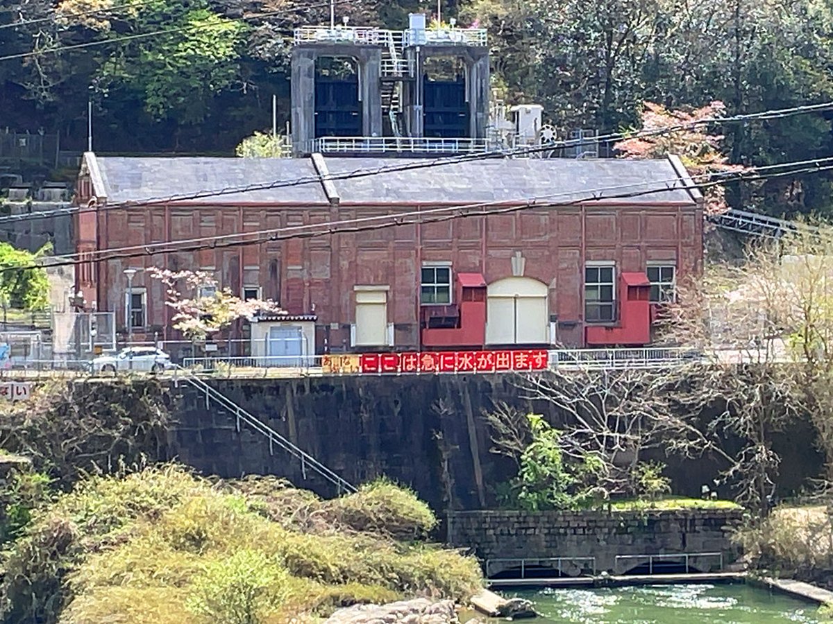 【 大河原発電所（1919）】 建物後ろに２つの水門が見える。そこまで水路で水を引いているらしい。レンガ壁の上から2メートルくらいのところに水平に補強が入っているのは、そこに天井クレーンのレールが取りついているのではなかろうか。#近代建築 2024.04.12、京都府南山城村tukitanu.net/2024/04/post-3…