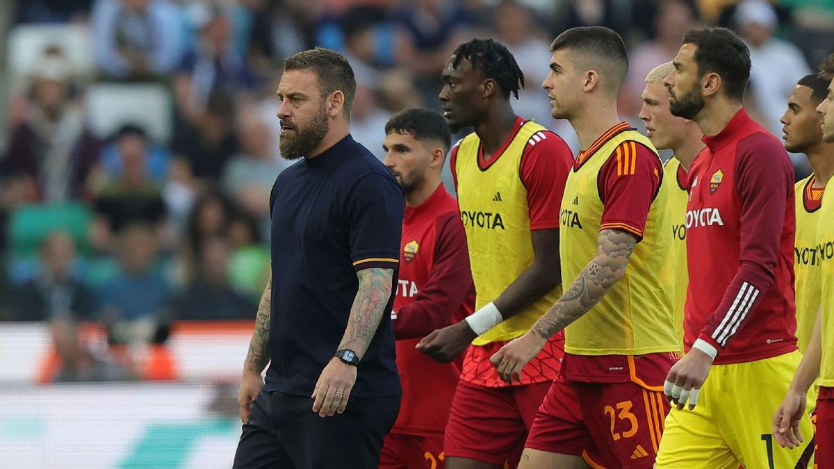 ASRoma_MP's tweet photo. De Rossi: Roma family did right thing with Ndicka: AS Roma coach Daniele De Rossi defended his players who did not want to continue their Serie A match at Udinese on Sunday after defender Evan Ndicka collapsed onto the pitch. https://t.co/PUwrjXNJ2L https://t.co/KGJ3xyy403