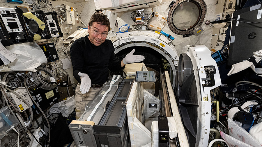 Exp 71 worked on Dragon cargo operations, prepped for next week's spacewalk, and conducted biomedical research on Wednesday. More... go.nasa.gov/3UmxDP6