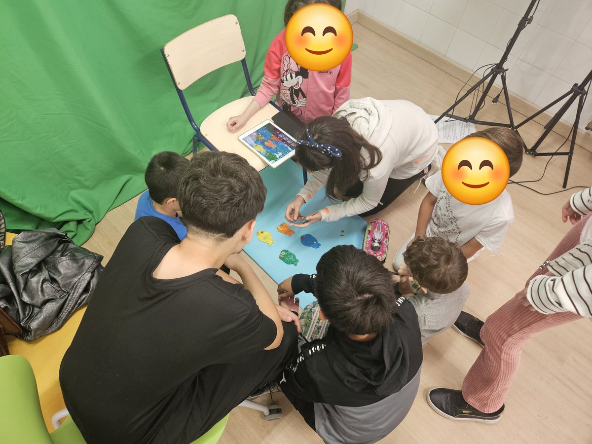 DelphineSpirito's tweet photo. #Prisme5 J3 Mise en Œuvre del Aula del futuro dans une école de Valencia 🏫 🇪🇦 Le numérique au service de l'autonomie, du tutorat, de la collaboration... Que du bonheur ! https://t.co/CcdacvDbXR