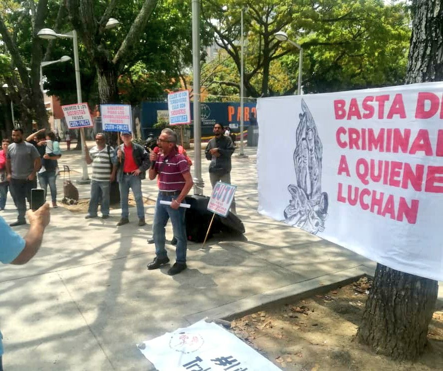 Dirigentes y personalidades políticas de izquierda se concentraron frente al #MinisterioPúblico, exigiendo la libertad de todos los trabajadores judicializados por orden de las mafias corruptas de #PDVSA. 
#LiberenALxsTrabajadorxsPresxs
#17Abril