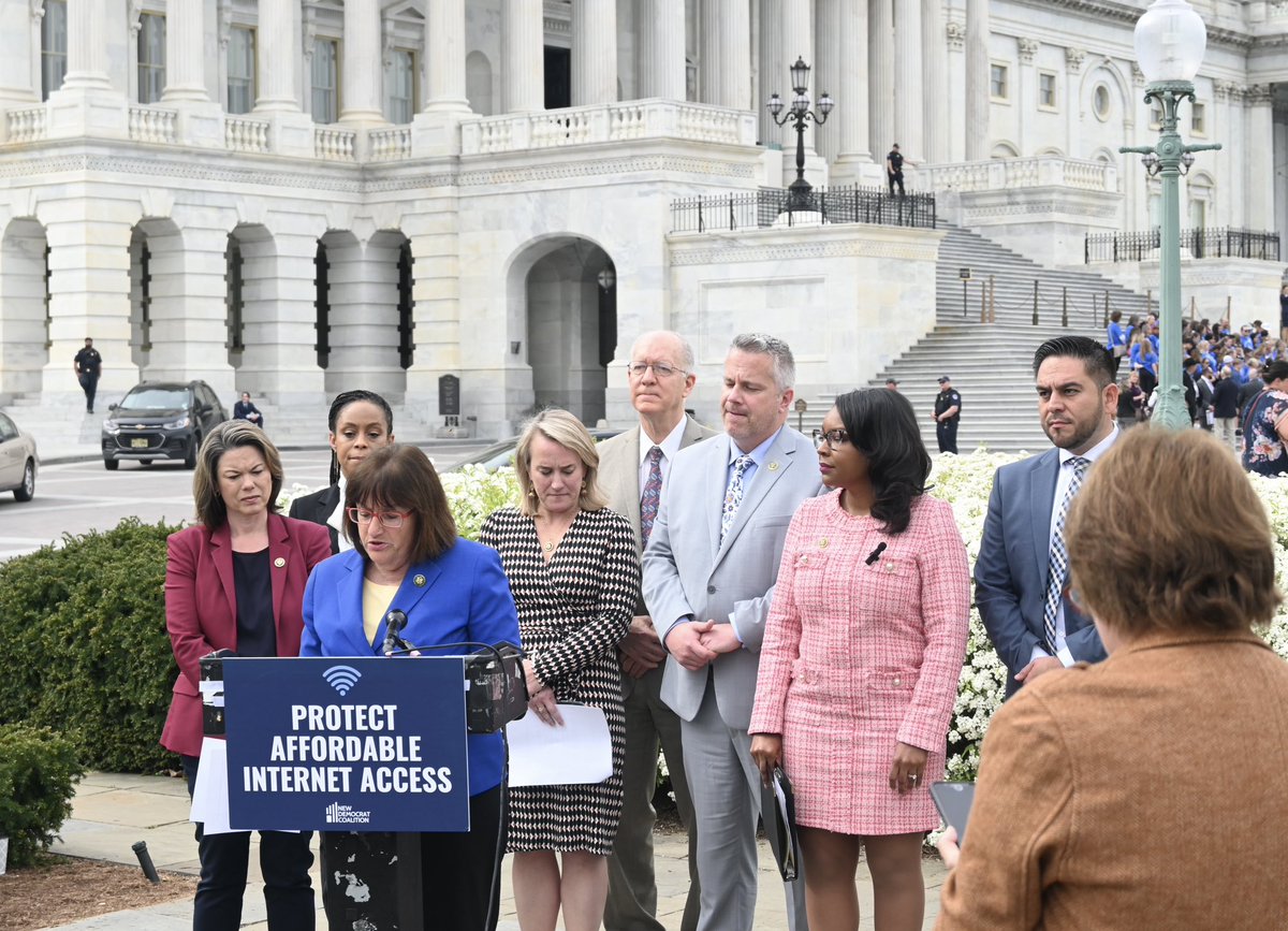 The Affordable Connectivity Program has helped nearly 700,000 households in IL stay connected with work, health care, and more. Today, I joined my @NewDemCoalition colleagues to urge @HouseGOP to take immediate action to fund the ACP. Time is running out.