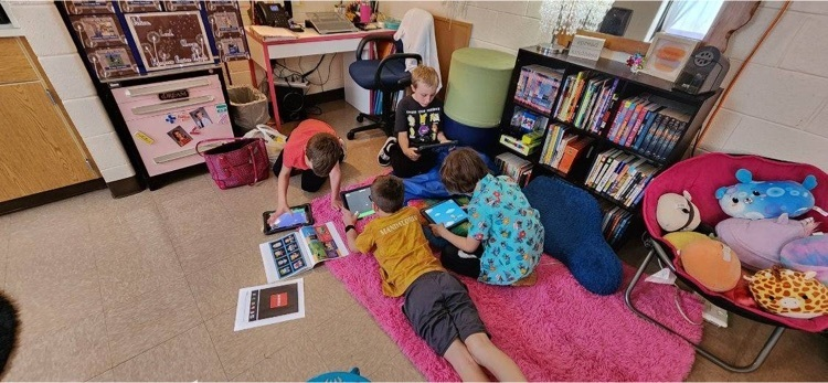 BHIMS_BHASD's tweet photo. K-5 Gifted has moved into game mode and will build their way to the end of the school year finish line! Using Bloxels, students are using the hands on platform to collaborate, build, and tell stories through video game creations. https://t.co/Jh8RGDiufQ