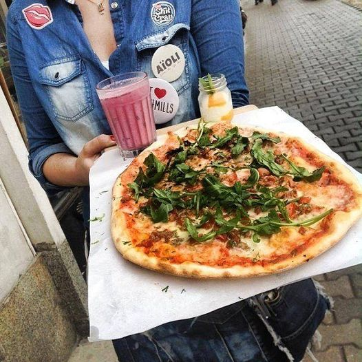 awpemre's tweet photo. This pizza is very tasty. The ingredients inside are also very good. It can be said that it is full of color and flavor. Let people eat and forget https://t.co/JLtl4I87NK