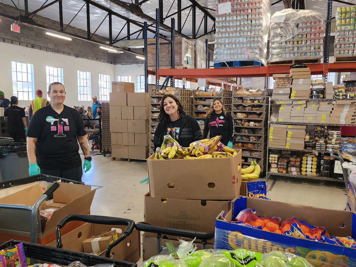 @tmobile Menaul leaders volunteering at @StorehouseNM,  helping to fill baskets of food for the local community facing food insecurity. We were honored to present the Storehouse with a $10,000 check through T-Mobile's Magenta Giving.🩷 #MagentaGivingMonth  @JKalena123 @JonFreier