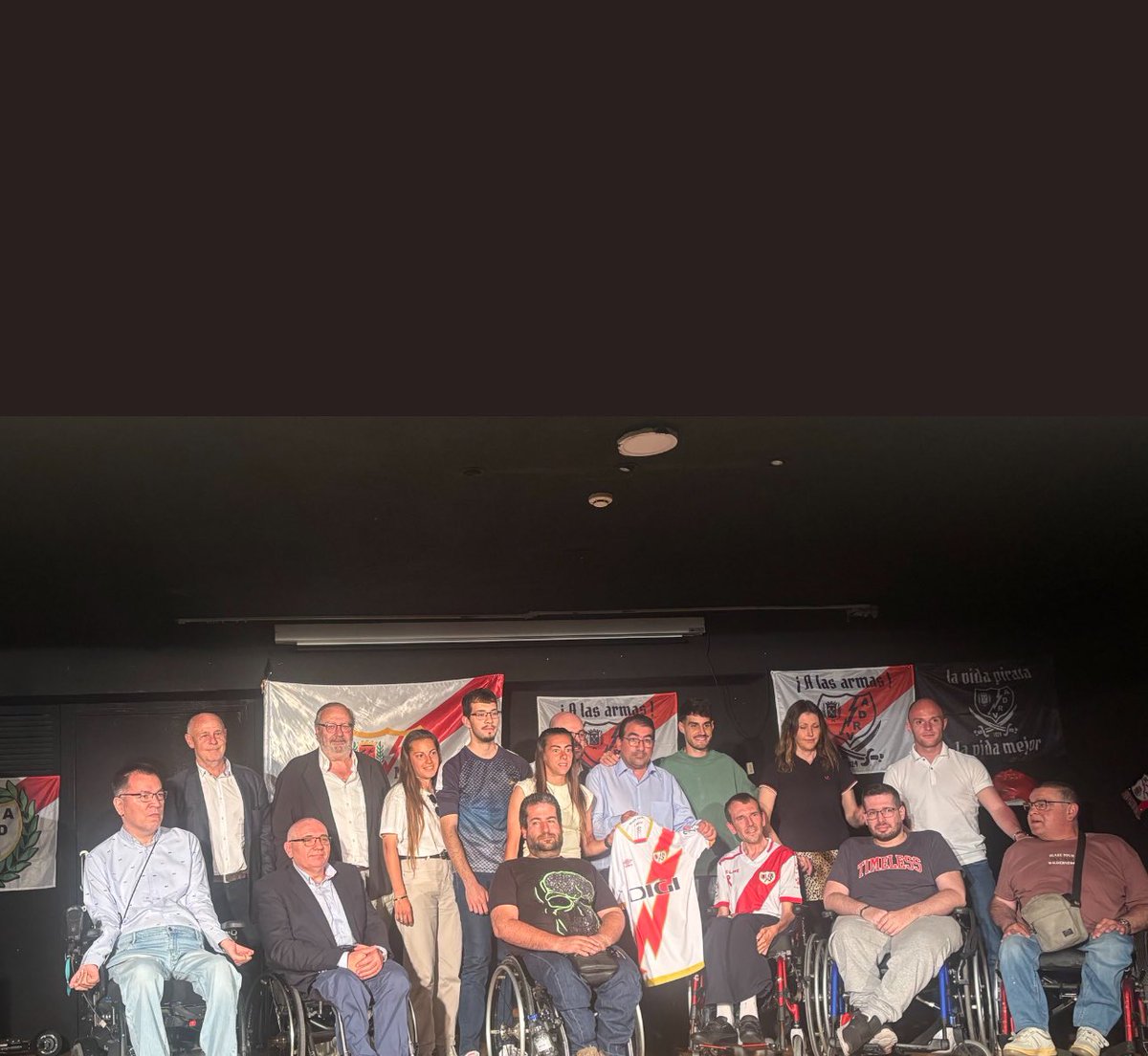 PPteVallecas's tweet photo. 🔵🔵 El diputado de la Asamblea de Madrid @PelegrinaLuis el Concejal de @JMDpvallecas @AngelNinoQ junto con miembros del grupo popular,han querido acompañar a la nueva peña del @RayoVallecano #DiscapRayo en el Centro Cultural Alberto Sánchez #accesibilidad #RayoVallecanoparatodos https://t.co/Xh6LvzG8Zt