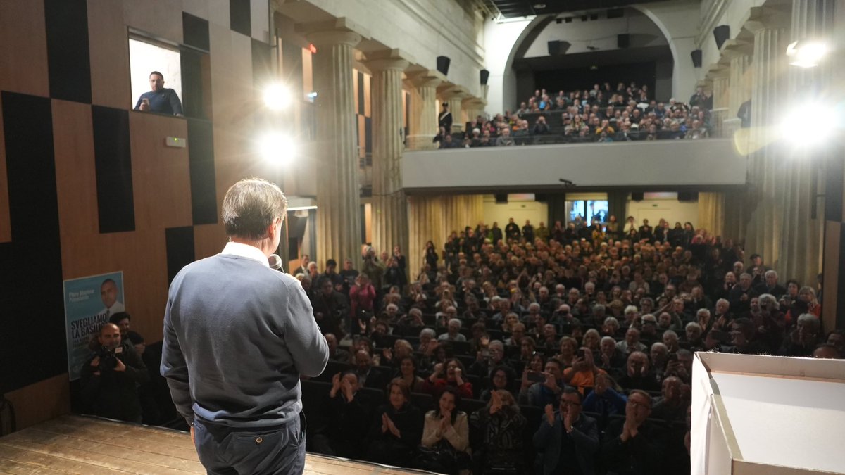 Ho stretto tante mani, ho incontrato tanti cittadini in Basilicata. Mi sono fermato ad ascoltare imprenditori, sindacalisti, medici e infermieri, artigiani e operai. Ho incontrato anche alcuni giovani. Non tantissimi. Buona parte di loro corre via a inseguire altrove i propri