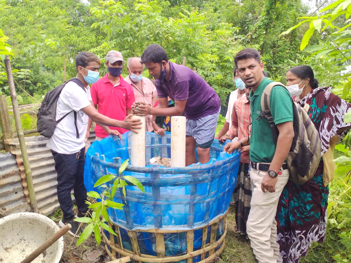 🌱🌾ADRA Bangladesh is teaching communities about sustainable farming with the Climate Smart Agriculture (CSA) program. Instead of traditional farming, farmers are growing cucumbers in sacks filled with soil and compost. The plants get better drainage and produce more crops.🌍