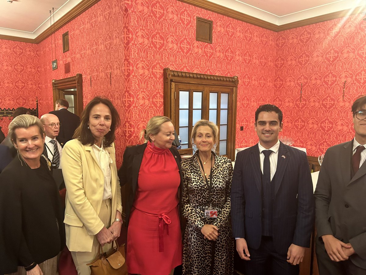 Fantastic @britishchambers President’s Lunch today in @UKHouseofLords on #AI. Thank you for hosting us @Marthalanefox and @BCCShevaun - proud of these two fantastic power women. Great to be here with my @NBCCnluk team.💪 #WeAreNBCC #NorthSeaNeighbours 🇳🇱🇬🇧