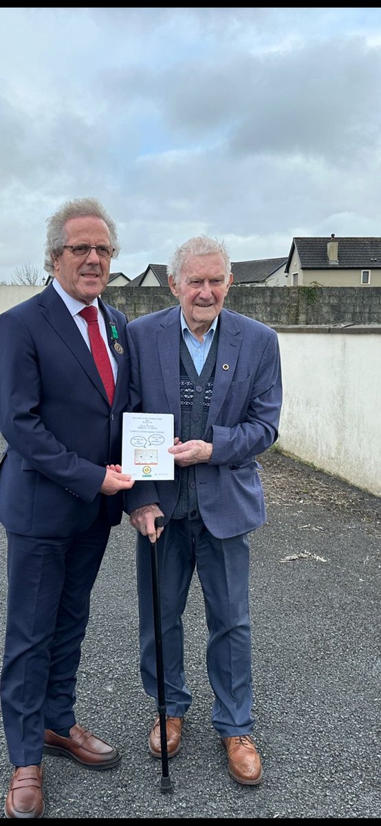 Áthas orm leabhrán Pat Joe Dennehy, ‘Bailiúchán Foclóra, Saibhreas Cainte agus Seanfhocail’ a sheoladh i Leic Snámha anocht.