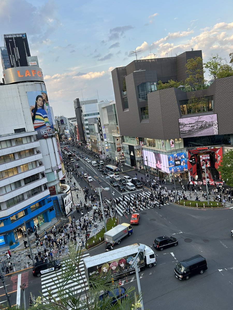 おはようございます♪

昨日、原宿でオープン初日を迎えた「ハラカド」に行ってまいりました☺️
印象としては、普通の商業施設というより、ワークショップや休憩スペースを広くとっていて、都会のオアシスになりそう😉
お風呂もあるし、屋上庭園からの眺めも絶景デス👍
#ハラカド