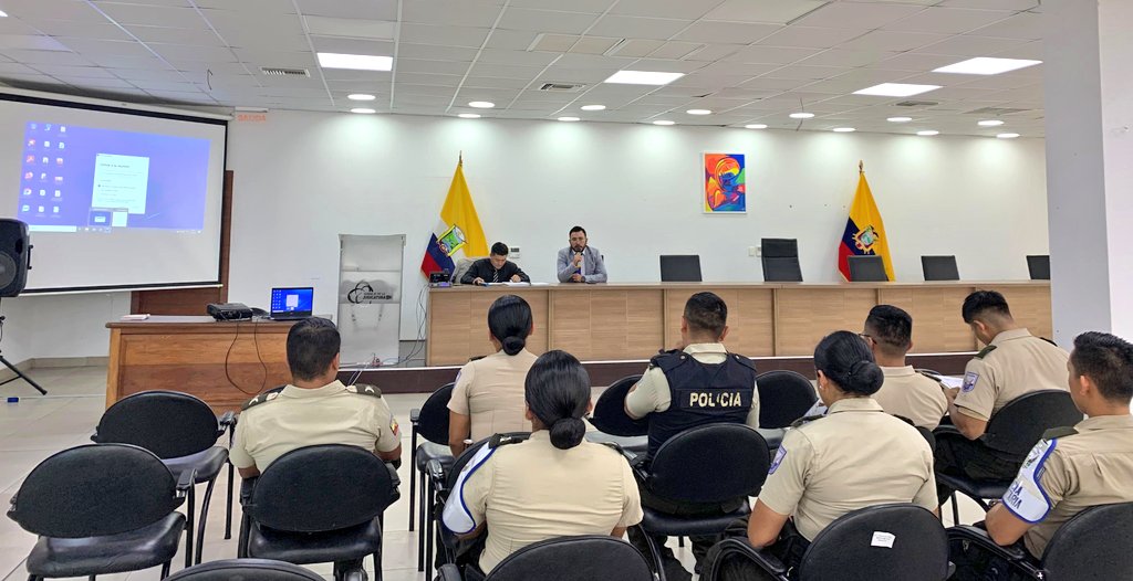 #HOY | El Dir. Prov. de  <a href="/NapoCJ/">Napo CJ</a>, MSc. Alejandro Romero, conjuntamente con <a href="/MarioFonseca81/">Mario Fonseca</a>, Presidente de la <a href="/CorteNapo/">Corte Provincial de Justicia de Napo</a>, capacitan a miembros de la <a href="/PoliciaEcuador/">Policía Ecuador</a>, en el tema: Garantías del debido proceso.