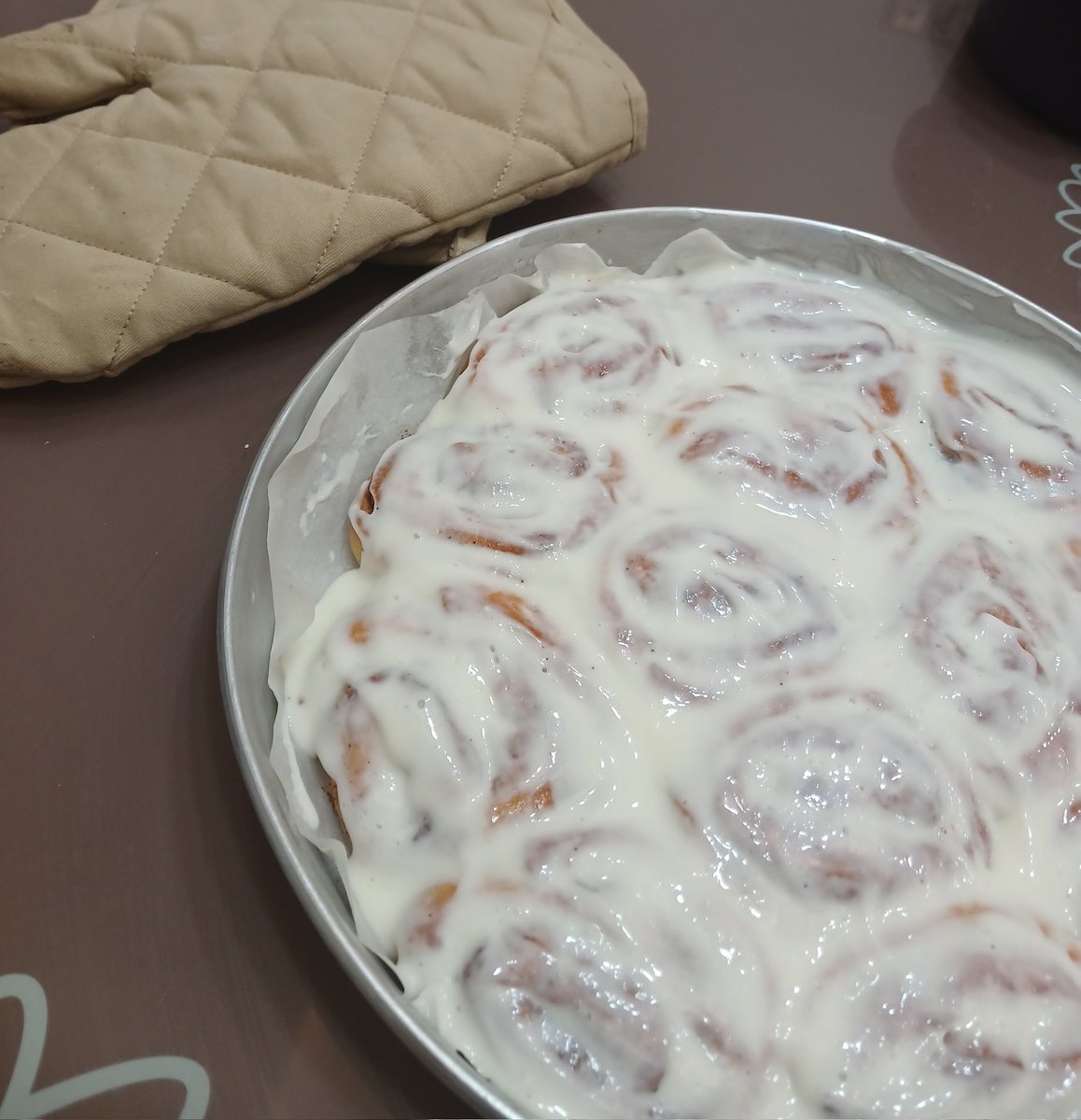 ilk kez cinnamon rolls denedim

sanırım twde gorup deneyemeye deneyemeye beklentilerimi allah katına cıkarmısım o yuzden bi tık hayal kırıklıgına ugradım 🥲

guzel evet hafif bi tatlı, icecekle çok daha guzel gider 
ama hayatımın tatlısı da degil ( oyle olcak sanıyodum ) 😭🎀