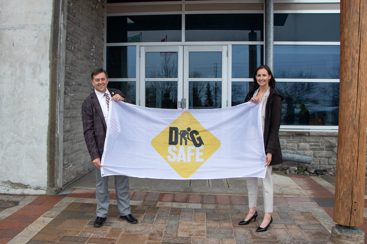 April is #DigSafe Month. Today, Warden Brian Ostrander joined our Director of Public Works to raise the 'Dig Safe' flag on the County's community flagpole. 📲 Call or click: 1-800-400-2255 or OntarioOneCall.ca 👉 Read our full media release: bit.ly/3UlwbfC