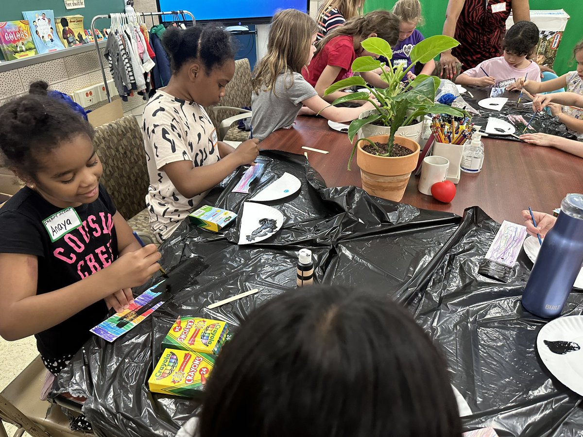 DrDRG_BCPS's tweet photo. ✨Today @HalethorpeElem 🐝 began our six-week #CommunityProgram with @GScentralMD. We used Graffiti Alley in #Baltimore as our inspiration to create our version of graffiti art bookmarks 🔖.✨#CommunitySchools #ArtForTheSoul #WeBEElongTogether https://t.co/y8SOUBPCZN