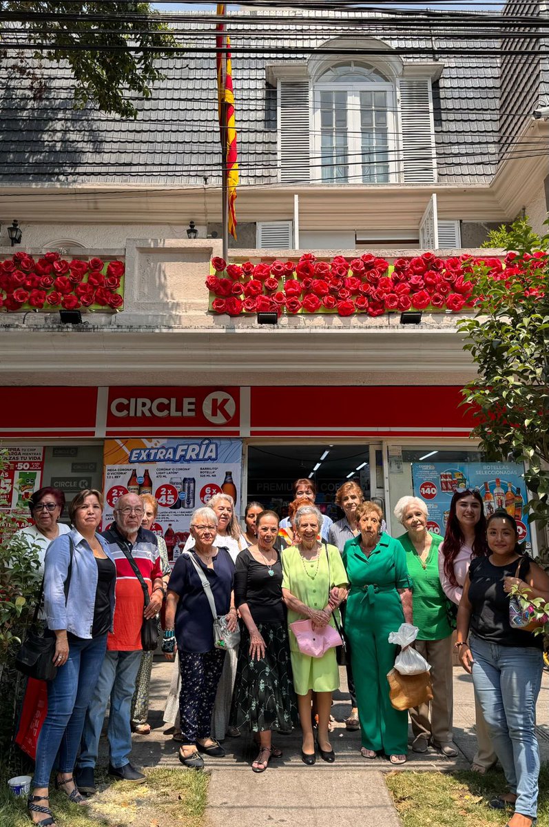 Molt agraït amb l’<a href="/Ocmcat/">Orfeó Catalá Méxic</a> Orfeó Català de Mèxic i al seu grup de talleristes que ens han portat a la Delegació les roses que els vàrem encarregar per poder decorar la Delegació @Catalonia_MX en commemoració de la #DiadaSantJordi2024.

Unes roses que van confeccionar juntes com a