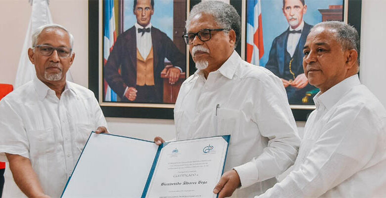 Ministerio de Educación y Colegio Dominicano de Periodistas entregan a Bienvenido Álvarez Vega el Premio Nacional de Periodismo 2023 ciudadoriental.com/ministerio-de-… #MINERD #CDP