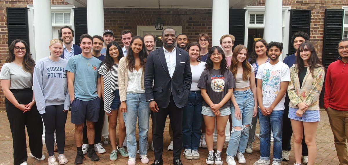 Bipartisanship took center stage during today's @Center4Politics internship class with special guests Brian Jones, former speechwriter for Pres. G.W. Bush, and Richmond mayor @LevarStoney. Thanks for joining us.