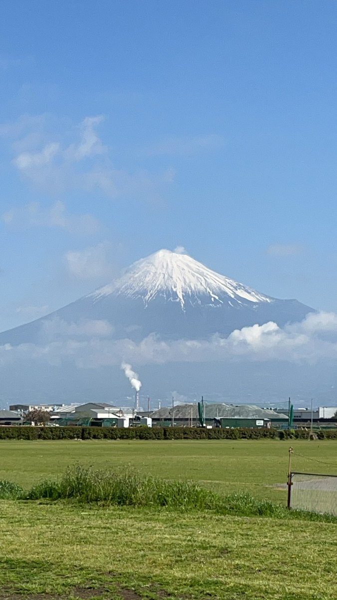 おはようございます😃 皆さんは何処から見える富士山の🗻形が好きですか？ 静岡県から、山梨県から、東京から見える富士山は同じ山でも微妙に違いますよね🗻 #富士山 #相互フォロー