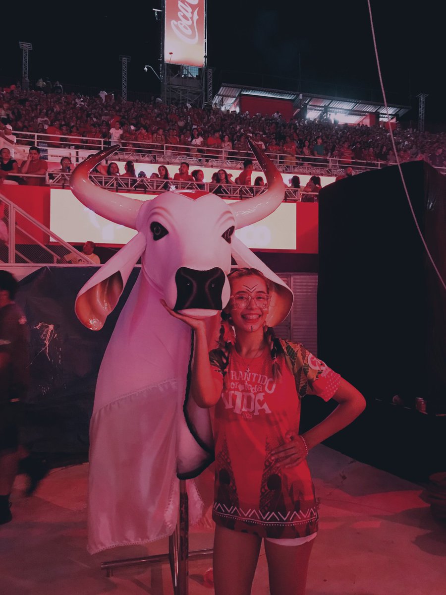 LigiaSnTS's tweet photo. Tenho muitas fotos com o meu tido mas a melhor sem dúvidas é essa por que nela eu estou transbordando de felicidade por poder estar na arena dançando pelo meu amor primeiro @garantido https://t.co/dd1W0a8KKq