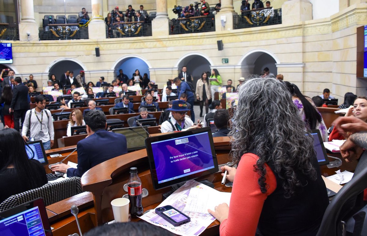 PizarroMariaJo's tweet photo. Logramos consenso! Avanzamos con la aprobación del 51% de la #ReformaPensionalYa en la plenaria del Senado. 

Seguiremos conduciendo y brindado garantías en el debate. #AguantaPensionarse https://t.co/AGJ4RZBx4E