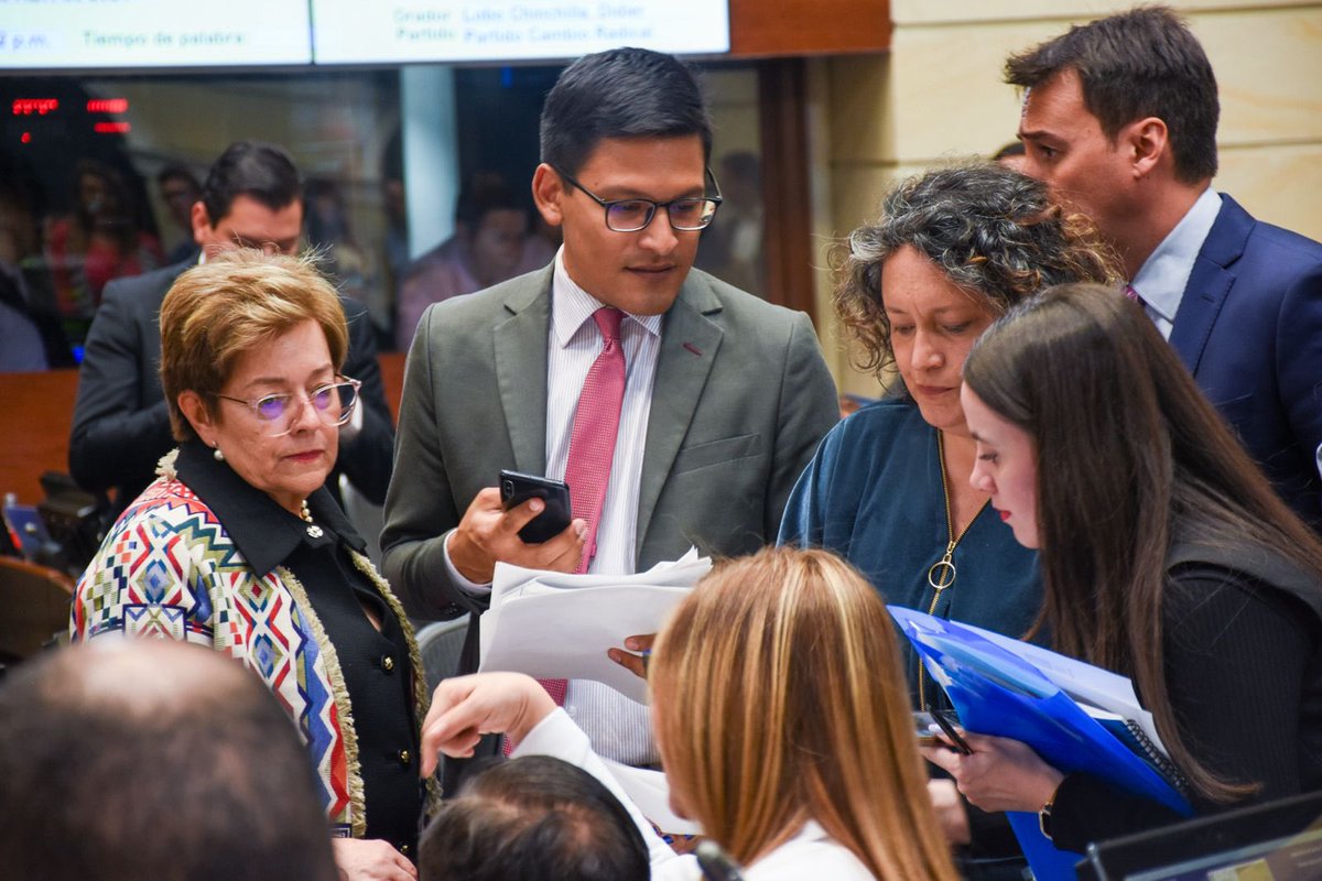 PizarroMariaJo's tweet photo. Logramos consenso! Avanzamos con la aprobación del 51% de la #ReformaPensionalYa en la plenaria del Senado. 

Seguiremos conduciendo y brindado garantías en el debate. #AguantaPensionarse https://t.co/AGJ4RZBx4E