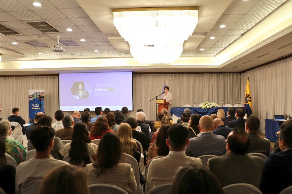 movilidadquito_'s tweet photo. 🚇#MovilidadInforma | En el foro 'Desafíos de la movilidad urbana sostenible' de @UNOPS_es el Secretario, Alex Pérez, destacó las acciones encaminadas para el Sistema Inteligente de Transporte que pondrá a Quito a la vanguardia del sistema de transportación pública.

#QuitoRenace https://t.co/oElk0FYGUJ