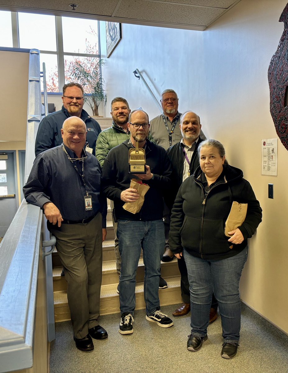 Congratulations to our two amazing custodians Rick and Vera; they received the EPS Golden Dustpan in recognition of their hard work and service to our school community. Thank you Rick and Vera! @DrIanBSaltzman @EPS_Region1 @EverettSchools