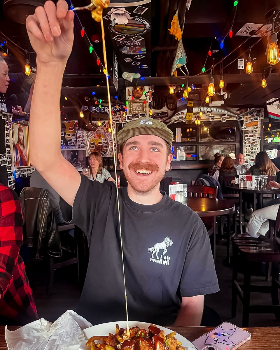 Cheese pulls at #LeosStrathcona! 

Do you think you can top this cheese pull?  👀

#seeyouatleos #yegfood #edmonton