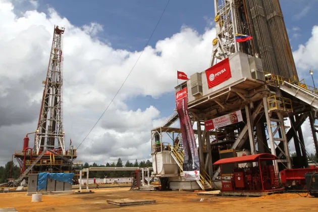 Venezuela crea una nueva empresa petrolera mixta para atraer inversiones extranjeras ow.ly/EKSv50RiwKJ #Noticiaselsiglo #Economia