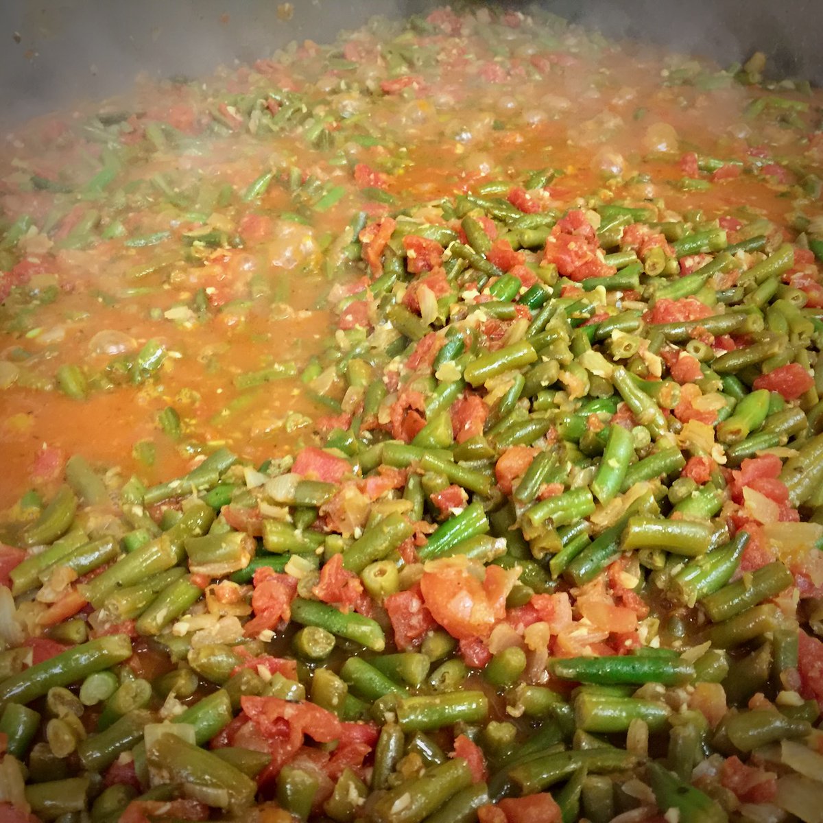 SIDE DISH: Jake's Green Beans with Tomatoes (vegan). 🍽️ Dine-in 📲 Online ordering: Grubhub 📦 Nationwide shipping @goldbelly bit.ly/mthrgbly ☀️Open 7am-10pm daily 🚙 Free & Validated parking 🎁Gifts INFO linktr.ee/mothersrestaur… #mothersrestaurant