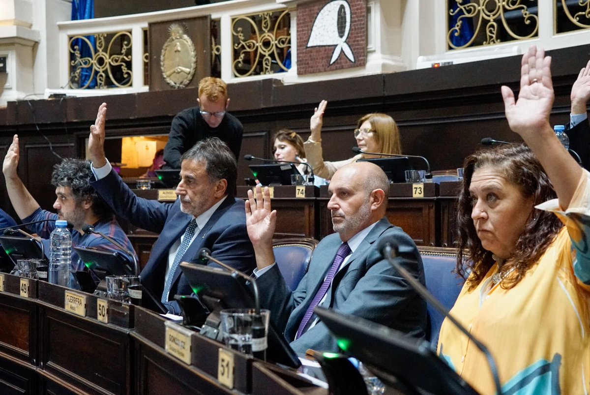 En sesión de @HCDiputadosBA avanzamos con la ley que protege a las Empresas recuperadas de la provincia de Buenos Aires, quienes ven amenazada su actividad por los tarifazos en los servicios y los golpes brutales del Gobierno nacional a la economía. Son más de 150 fábricas…