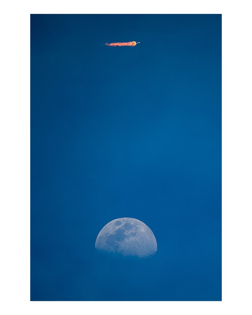 The Falcon jumped over the Moon during today’s launch of 23 Starlink satellites 🚀🌗