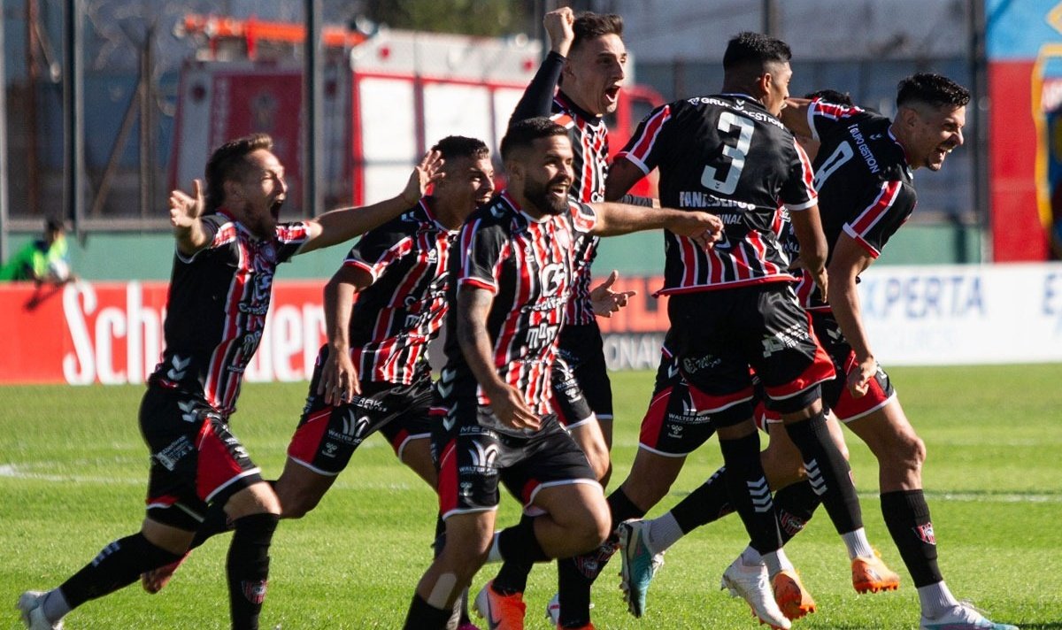 Entre las dos fotos hay 30 años de diferencia . En el 94 fue en El Monumental, por Leani. Hoy fue en Sarandí, por Salinas, Arzamendia y Brandan. La historia sigue siendo la misma.