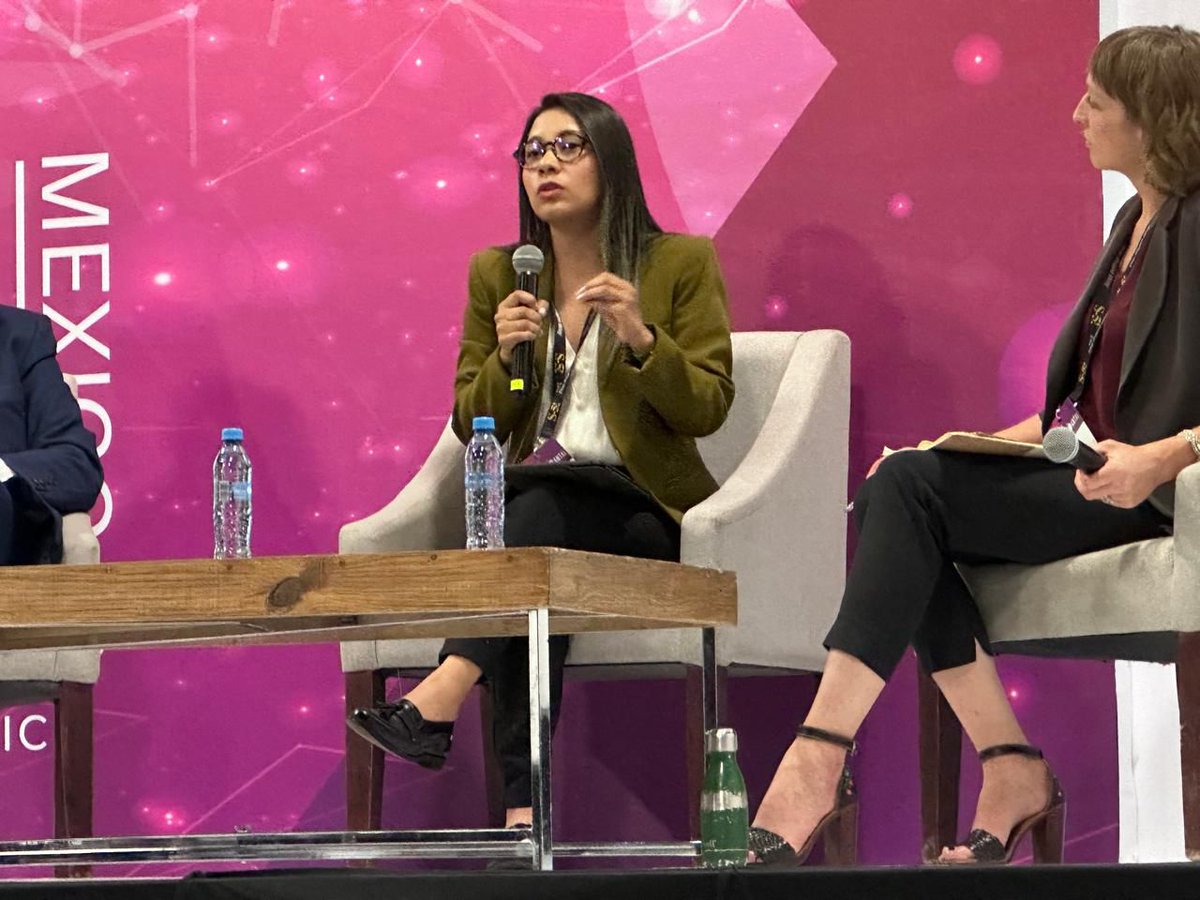 ierunam's tweet photo. El #IER presente en la @SolarPowerMx ☀️

Hoy nuestra Secretaria de Gestión Tecnológica y Vinculación, la Lic. @Celeste_Mor, participó en la Conferencia "Importancia de la certificación en el sector solar 📋🦺" https://t.co/mNAr8bMT3i